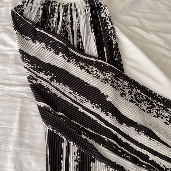 Black Marble Pleated Pants - Picture 3 of 4